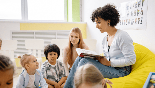 Enseignante et élèves en maternelle travaillant ensemble sur une activité pédagogique