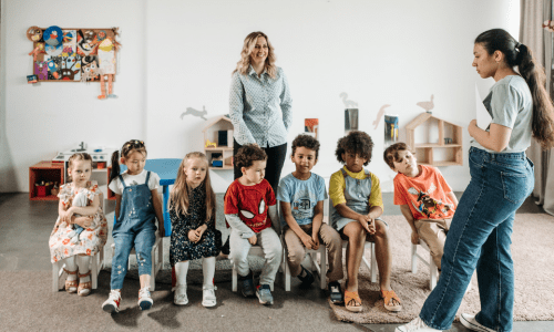 Enseignante en maternelle avec des enfants en activité – petite et grande section